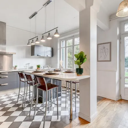 Big House - Parking Privee - Piscine - Wifi - Equipee