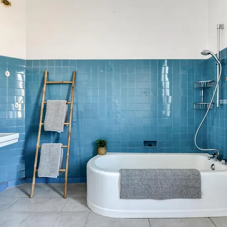 Vila Big House - Parking Privee - Piscine - Wifi - Equipee *